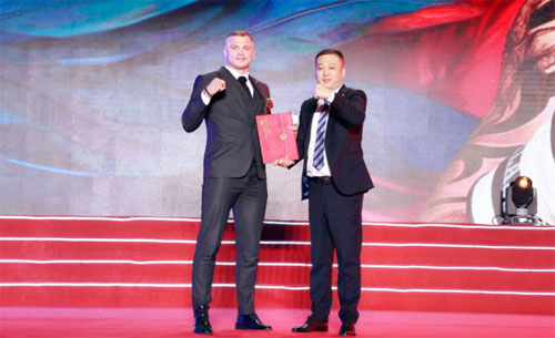 和治友德签署世界冠军谢尔盖•马斯洛博耶夫为产品形象代言人
