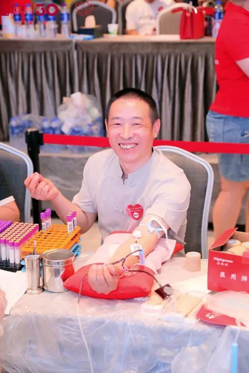 完美百城千店万人献血活动重庆站举行