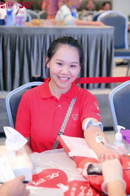 完美百城千店万人献血活动重庆站举行