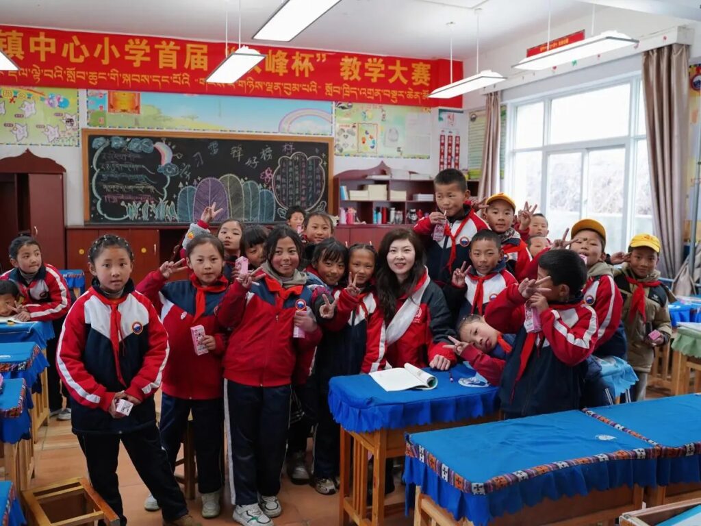 源初公益基金会赴西藏林芝市米林县派镇小学举行爱心助学活动 
