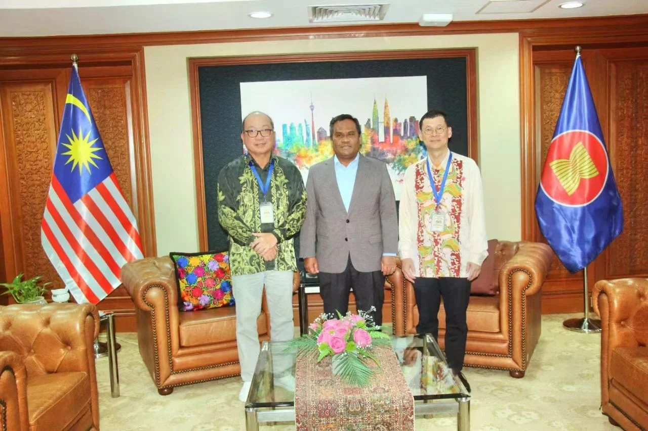 长青拜访马来西亚驻华大使
