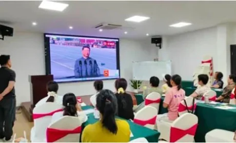 三八妇乐组织员工和志愿者观看九三大阅兵