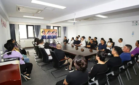 罗麦组织观看抗战胜利80周年9.3阅兵仪式