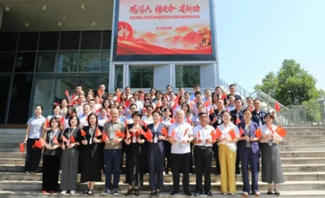 绿之韵组织开展观看抗战胜利日阅兵仪式活动