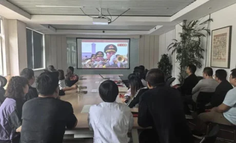 金诃藏药组织收看抗战胜利80周年9.3阅兵