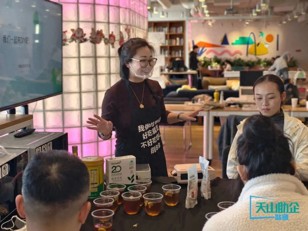 康宝莱携手天山街道举办低卡蛋糕DIY沙龙,助职场人拥抱健康生活缩略图 康宝莱携手天山街道举办低卡蛋糕DIY沙龙,助职场人拥抱健康生活