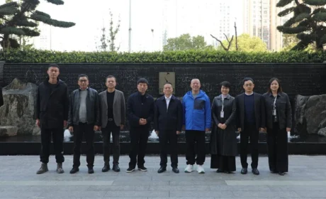 益阳市人大常委会主任刘泽友一行莅临绿之韵中心调研