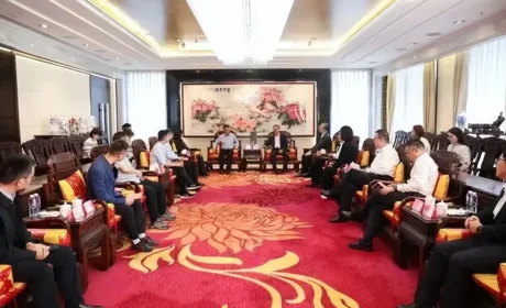 四川省阆中市委书记杨德宇一行调研康美药业