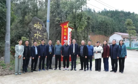 益阳市人大常委会副主任石录明一行莅临“绿韵书屋”参观调研