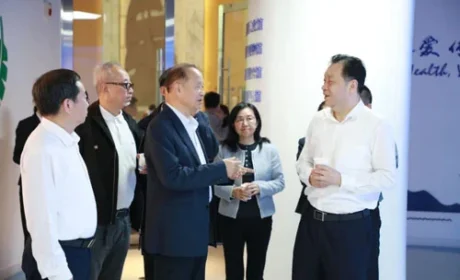 江苏省政协副主席杨岳一行莅临安发生物考察