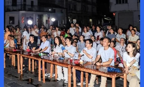 一场暴雨下的晚会，自然阳光怎么把“陪伴”在村里留了三年